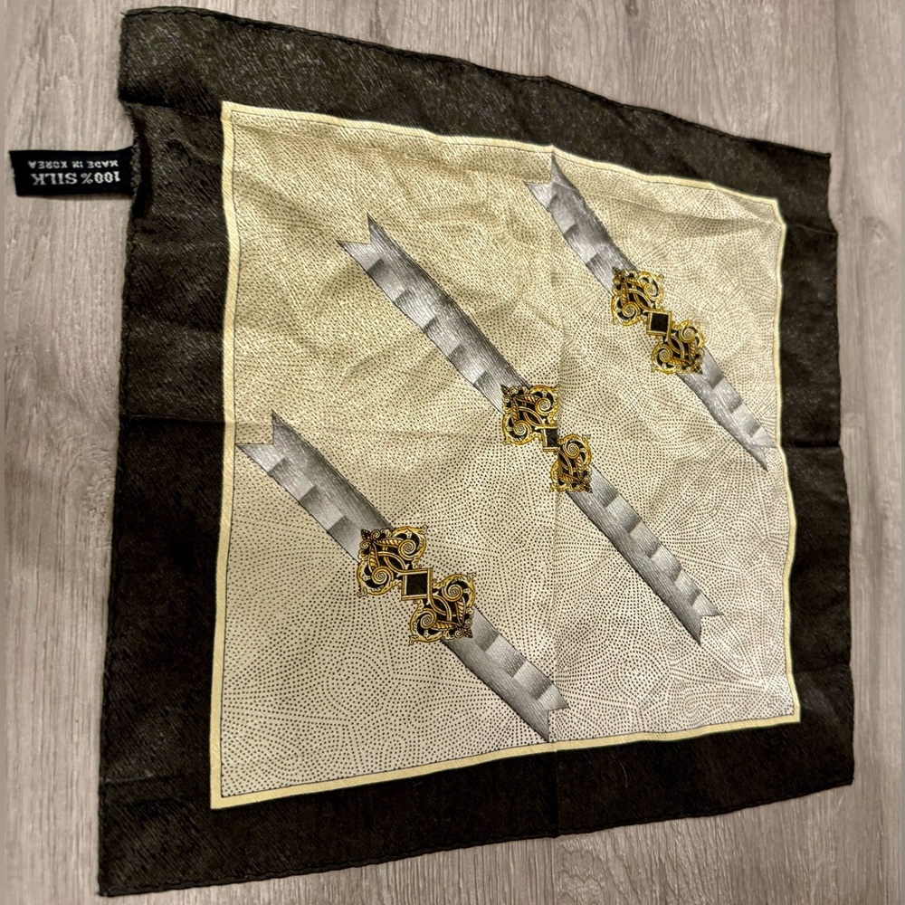Pocket square made of 100% silk. Made in Korea.